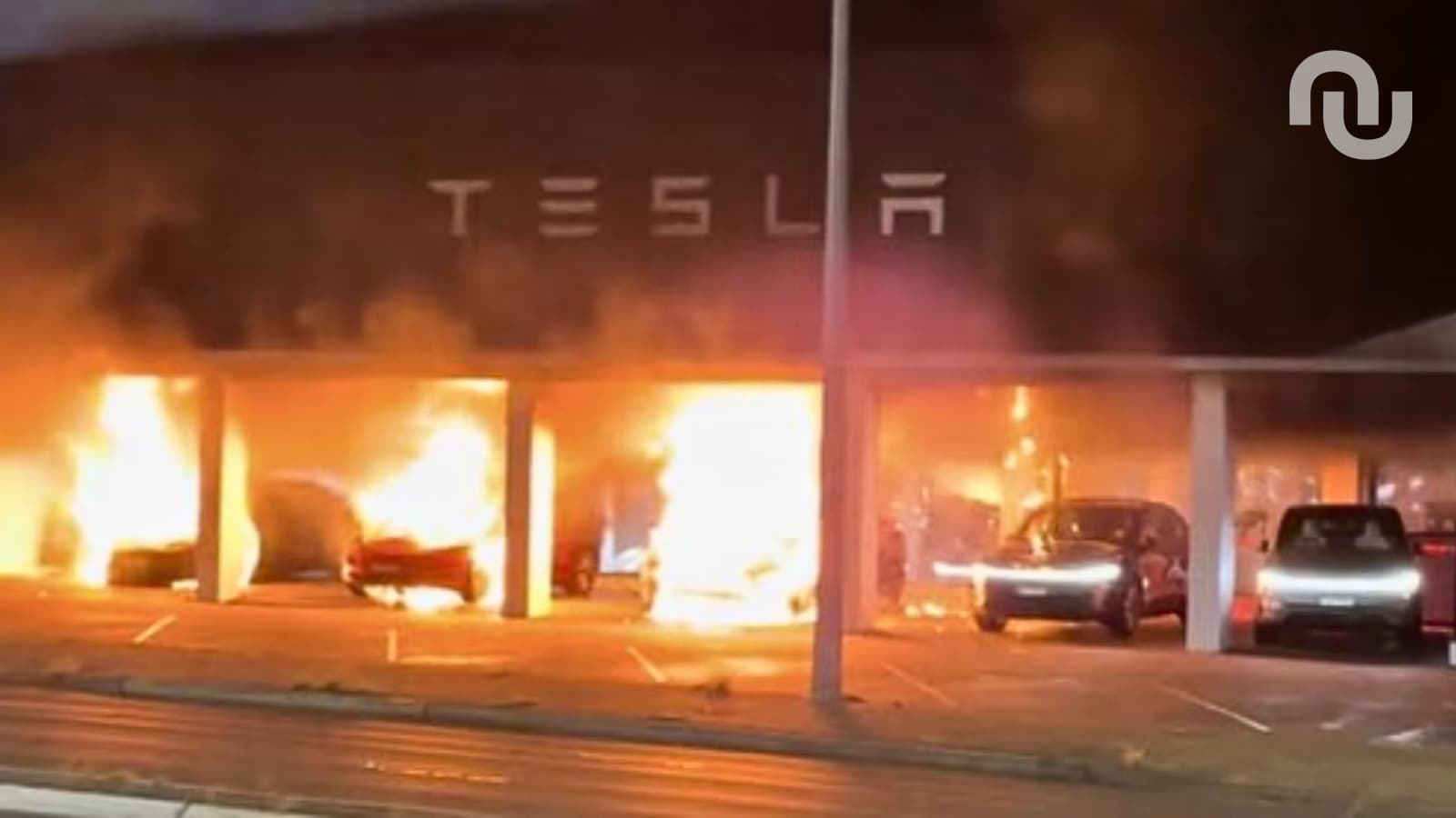 Trois Tesla partent en fumée en plein showroom : la marque dénonce une attaque ciblée